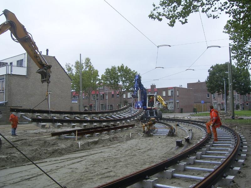 16-10-2004 de volgende tramrails hangt in de kranen om naar zijn plaats gereden te worden.
