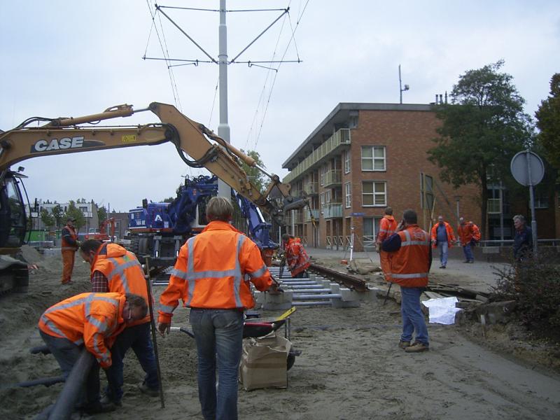 16-10-2004 buizen voor de bekabeling plaatsen  en een nieuwe tramrails aansluiten.