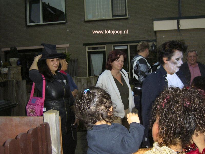 30-10-2005 halloween op de binnen plaats waardenburgdam/slangenburgstraat.