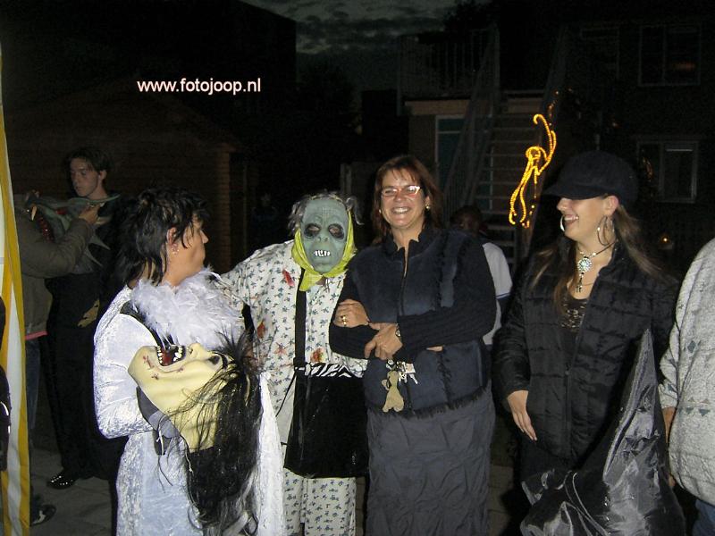 30-10-2005 halloween op de binnenplaats van waardenburgdam/slangenburgstaat.