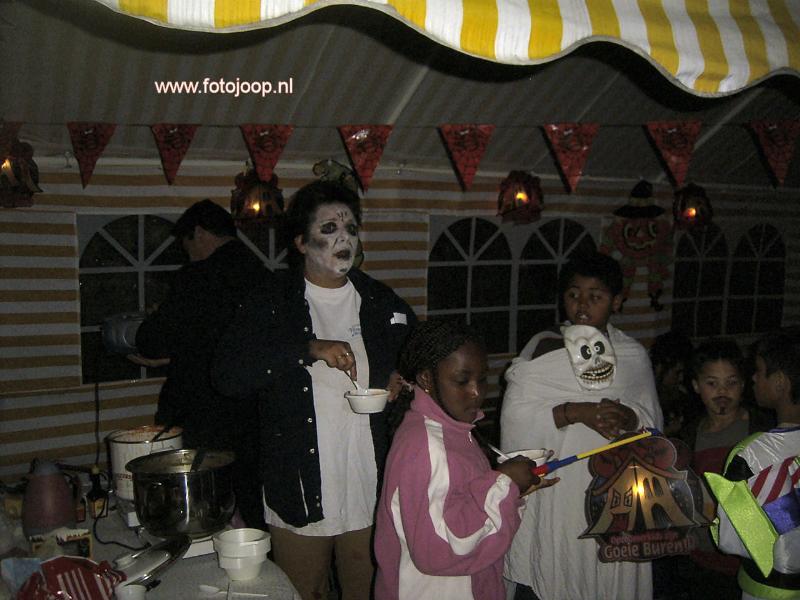 30-10-2005 halloween op de binnenplaats van waardenburgdam/slangenburgstaat.