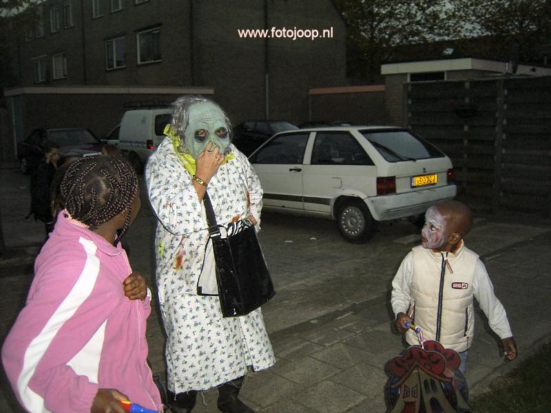 30-10-2005 halloween op de binnen plaats waardenburgdam/slangenburgstraat.