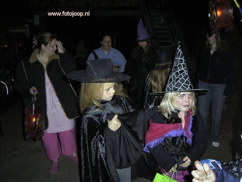 30-10-2005 halloween op de binnenplaats van waardenburgdam/slangenburgstraat.