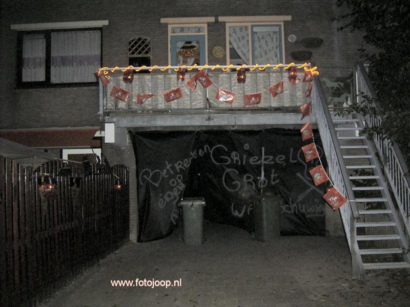 30-10-2005 halloween op de binnenplaats van waardenburgdam/slangenburgstraat.