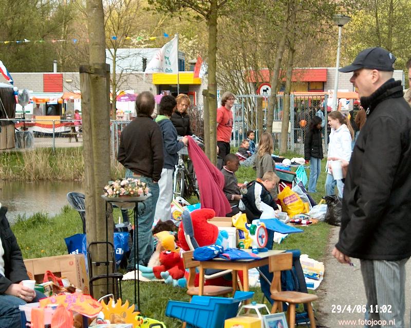 29-04-2006 rommelmarkt speeltuin stormpolder in de beverwaard.