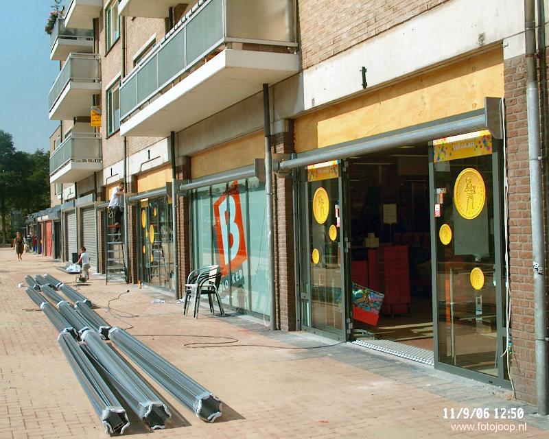11-09-2006 rolluiken plaatsen bij blokker winkelcentrum beverwaard.