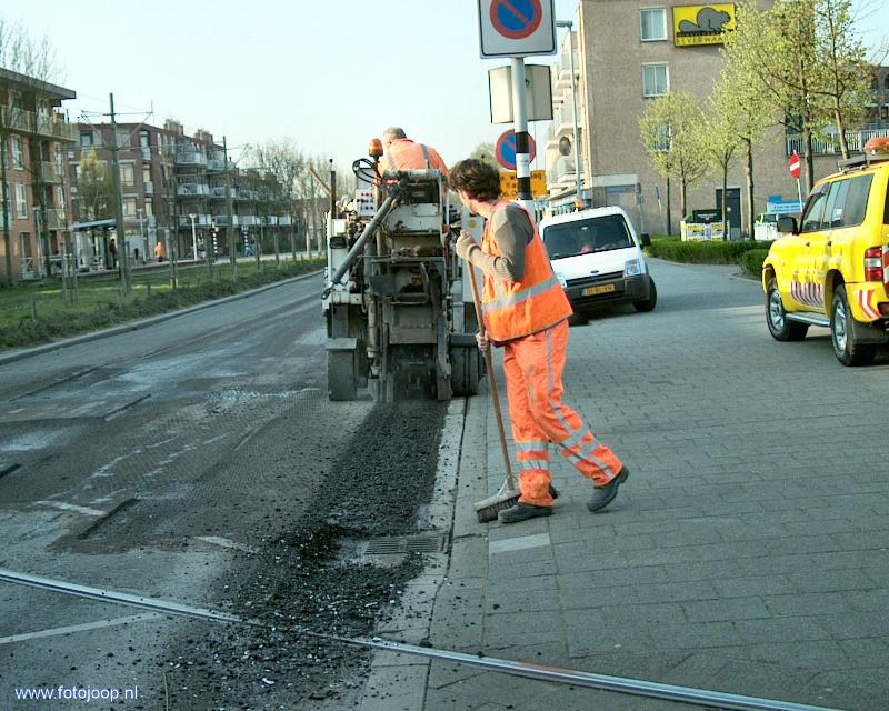 11-04-2007 asfalt verwijderen op de rhijnauwensingel beverwaard.