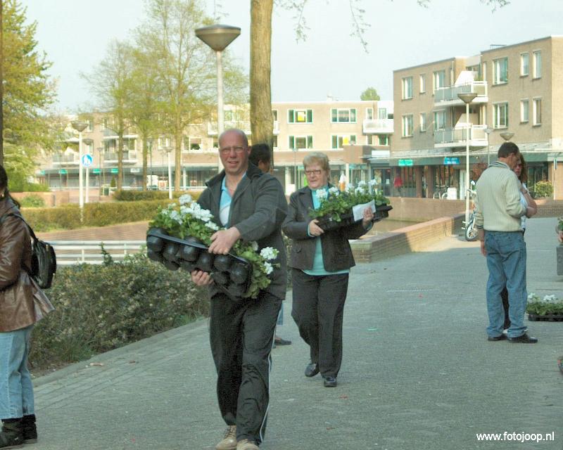 19-04-2007 opzoomeren het uitdelen van zomerplantjes aan de bewoners in de focus beverwaard