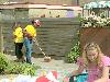 25-04-2007 schoonmaak actie en plantjes potten kinderen het plein aan het schoonmaken spelletjes op het plein achter slangenburgstraat/waardenburgdam beverwaard.
