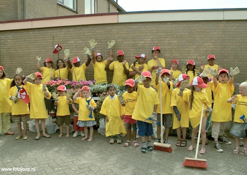 25-04-2007 schoonmaak actie en plantjes potten kinderen het plein aan het schoonmaken spelletjes op het plein achter slangenburgstraat/waardenburgdam beverwaard.