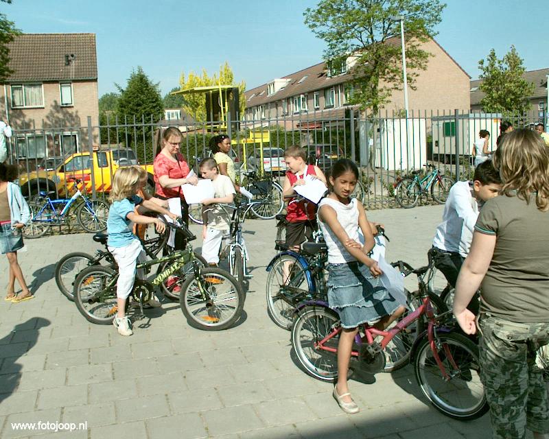 27-04-2007  op RK De Regenboog Er is een fietsparcours, een clowneske verkeersoptreden, een discussieronde, een fietskeuring, en een veiligsheidsshow..