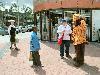  07-07-2007 berenactie een grote beer deeld snoep en actie kaarten uit in winkelcentrum beverwaard 