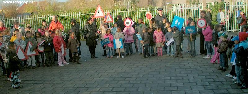 12-11-2007 startsein verkeersslang op de school plein barkentijn in de beverwaard