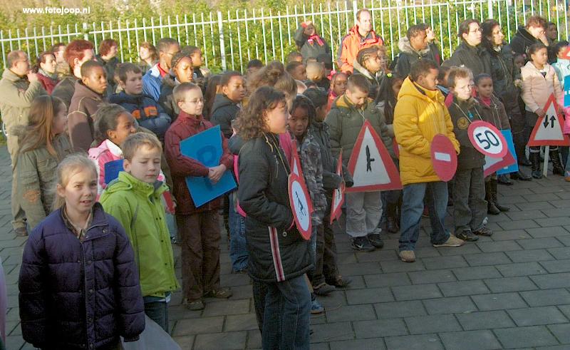 12-11-2007 startsein verkeersslang op de school plein barkentijn in de beverwaard