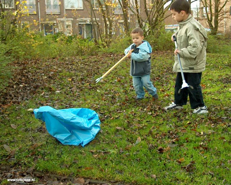 24-11-2007 schoonmaak actie met buurtbewoners in het kader van mensen maken de stad aan de cortenbachsingel beverwaard