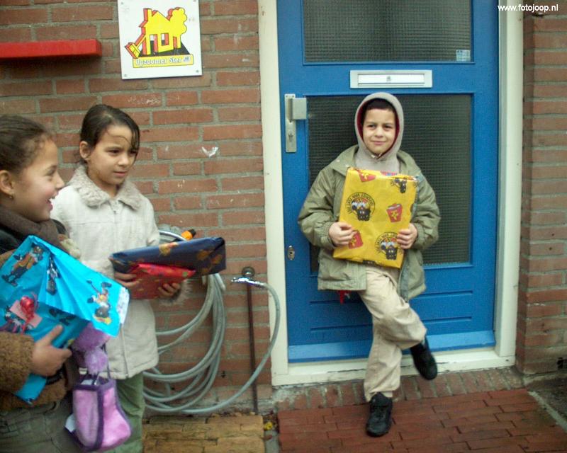 05-12-2007 sinterklaas op bezoek bij de kinderen van de cortenbachsingel die mee hebben gedaan met mensen maken de stad ook in de beverwaard