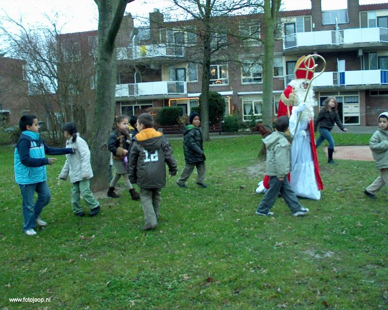 05-12-2007 sinterklaas op bezoek bij de kinderen van de cortenbachsingel die mee hebben gedaan met mensen maken de stad ook in de beverwaard