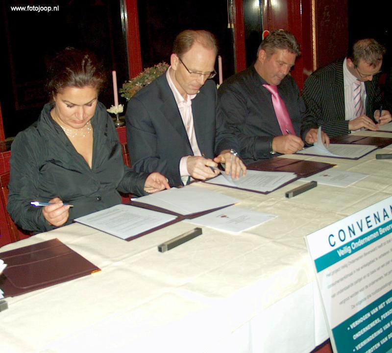 06-12-2007 ondertekening convenant veilig ondernemen winkelcentrum beverwaard