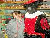 03-12-2008 zwarte pieten delen snoepgoed uit aan de kinderen bij supermarkt hoogvliet beverwaard