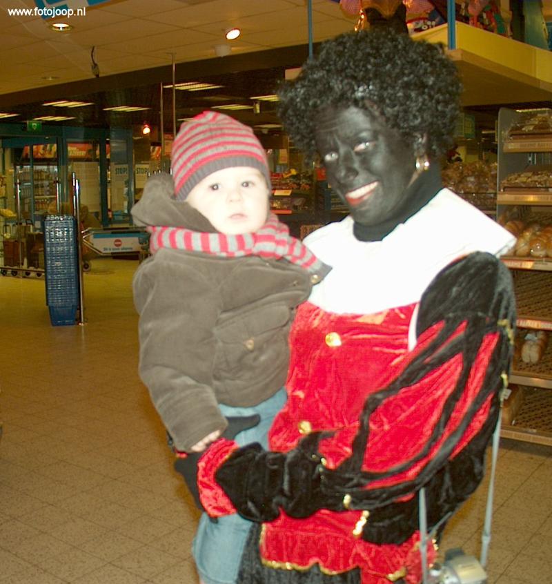 03-12-2008 zwarte pieten delen snoepgoed uit aan de kinderen bij supermarkt hoogvliet beverwaard