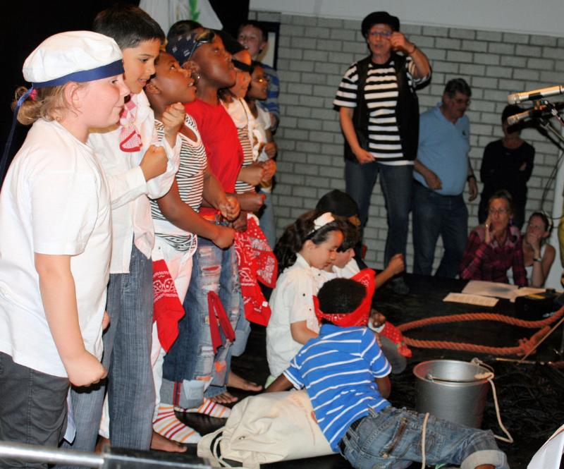 22-04-2009 toneel voorstelling  van groepen 5t/m8 op de barkentijnschool van haerenstraat beverwaard 