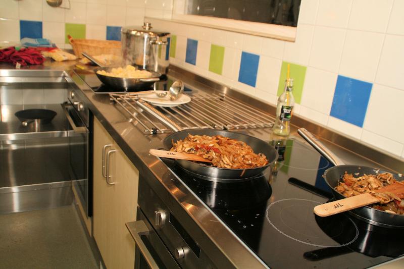 07-03-2012 opening keuken wijkmaaltijd in de focus oudewatering beverwaard