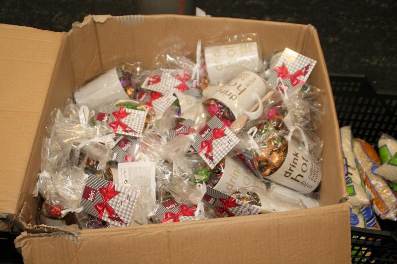 15-12-2012 het uitsorteren van etenswaren en inpakken in dozen van de kerstactie de mensen van de bvb groep hebben alle etenswaren in de dozen gedaan wat nog een heel werk is geweest.
