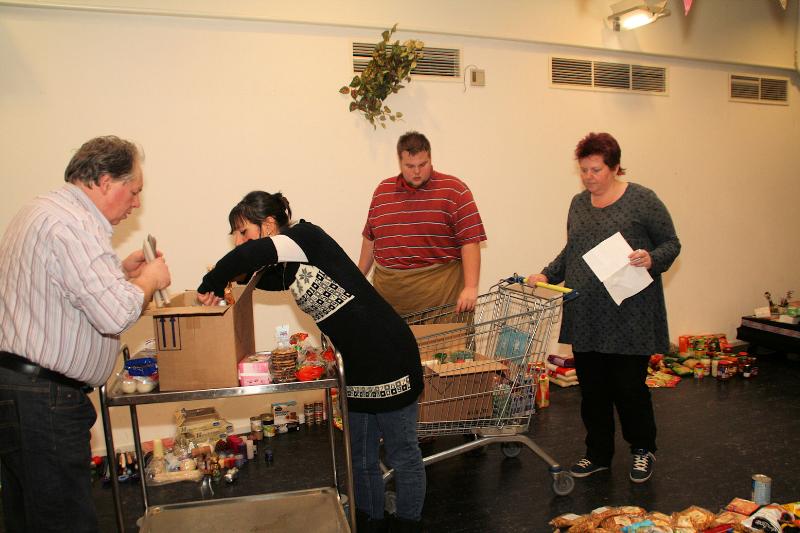 15-12-2012 het uitsorteren van etenswaren en inpakken in dozen van de kerstactie de mensen van de bvb groep hebben alle etenswaren in de dozen gedaan wat nog een heel werk is geweest.