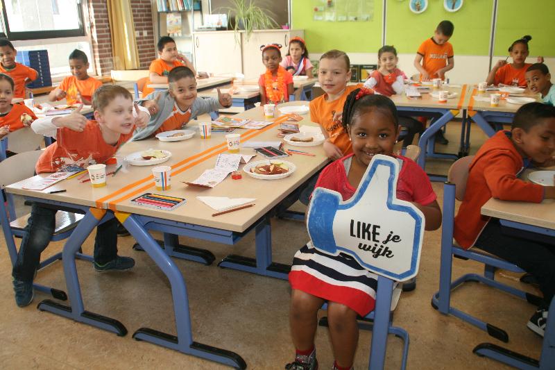 24-04-2015 koningsdag op de rk regenboog konings ontbijt op school grondvelderf beverwaard