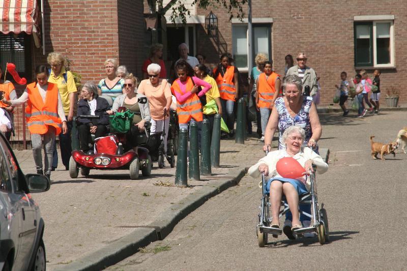 ouderen 4 daagse in de beverwaard 23-06-t/m26-06-2015 eerste etape vanaf ijsselburg schinnenbaan beverwaard dag3 25-06-2015
