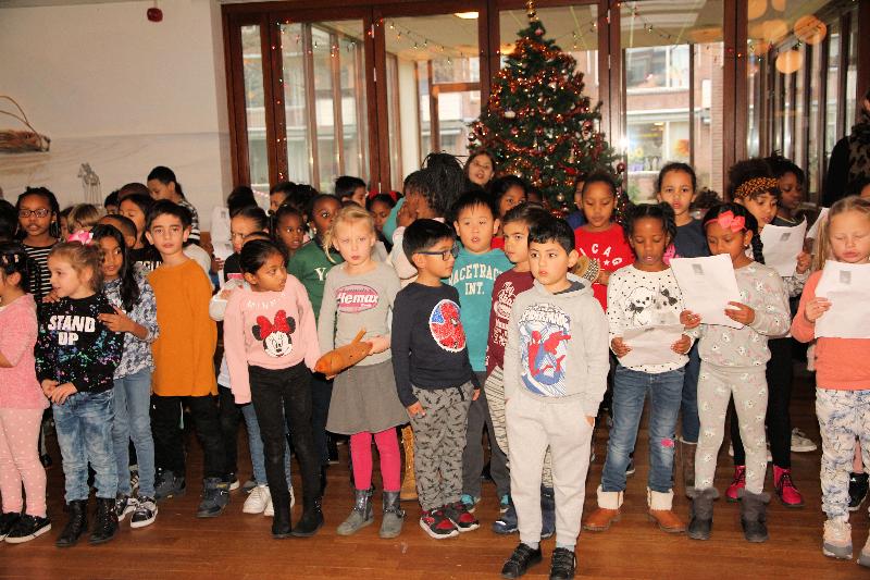 18-12-18 zingen in de ijsselburgh 80 kinderen van de parel school beverwaard