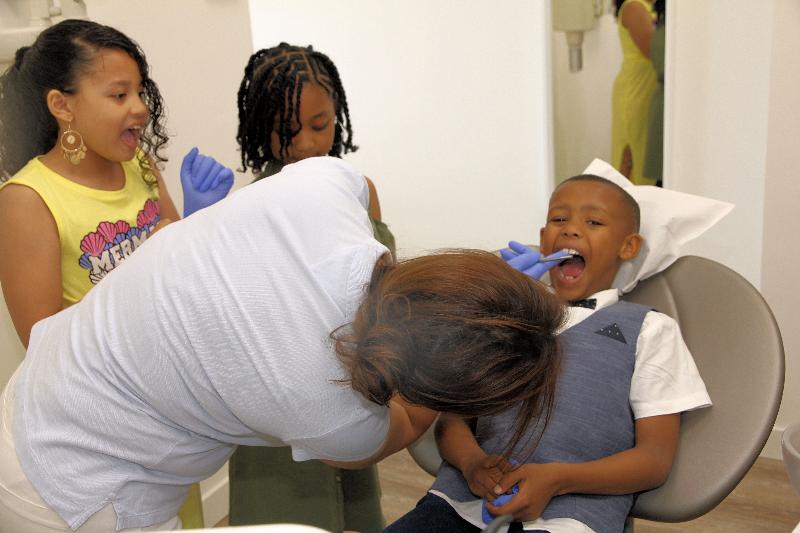 23-5-19 tandenwaard kinderen kregen poetsles en rondleiding in praktijk beverwaard