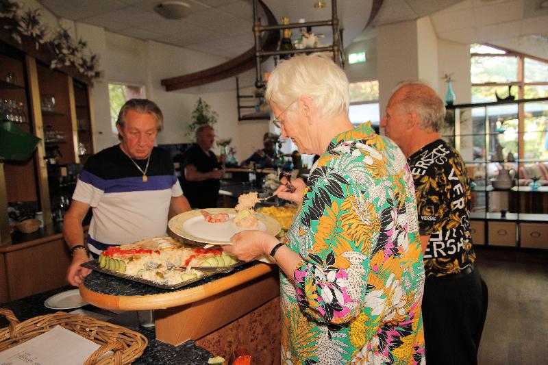 14-9-19 feest en zang en buffet in de ijsselburgh....een bewonersinitiatief