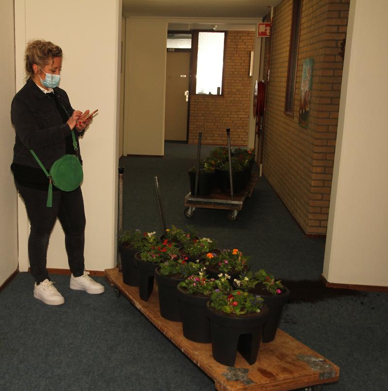 3-5-21 plantjes uitdelen aan bewoners ijsselburgh en plantjes zetten in de tuin van de ijsselburgh gesponsort door woonbron en VRIENDEN VAN IJSSELBURGH humanitas skillskitchen