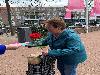 | 8-5-21 rozen uitdelen bij hoogvliet stichting ik geef gesponsord door deelgemeente ijsselmonde  