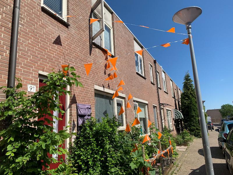 7-6-21 grondvelderf oranje versieringen in diverse straten