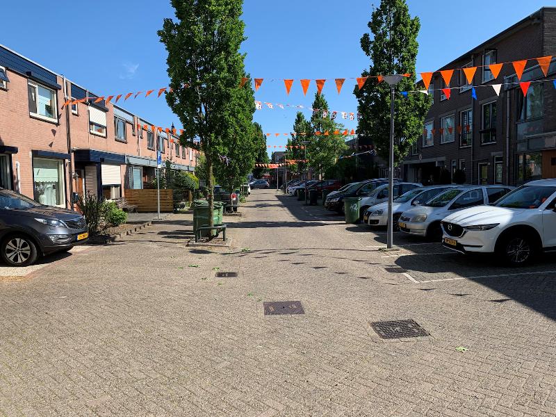 7-6-21peelandstraat  oranje versieringen in diverse straten