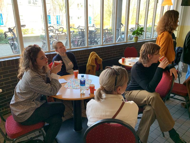 22-3-22 Hogeschool Rotterdamop bezoek in huis van de wijk de focus hebben met bewoners gepraat over samenleven in de beverwaard