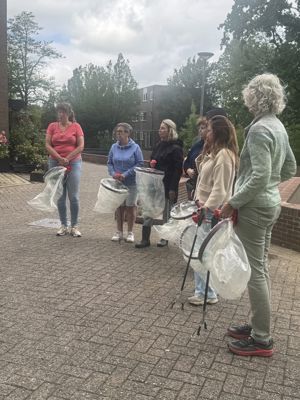 Foto 12 uit X-  Opruimactie Vrijwilligers Beverwaard 13-6-26