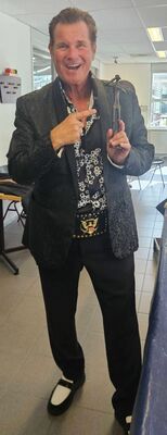 Foto 2 uit Optreden van Johnnie Valentino en Prissilla Ophof bij Usv Vosbergenpad 30 beverwaard en Ton van Galen 80 Jaar 11-10-2026 