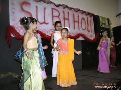 Foto 123 uit holi feest 2006 b.w