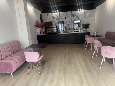 Foto 5 uit opening van een Tropisch Restaurant in het Winkelcentrum Beverwaard 4-10-2026 