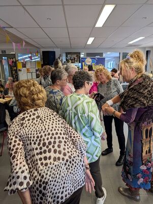 Foto 15 uit Optreden van Johnnie Valentino en Prissilla Ophof bij Usv Vosbergenpad 30 beverwaard en Ton van Galen 80 Jaar 11-10-2026 