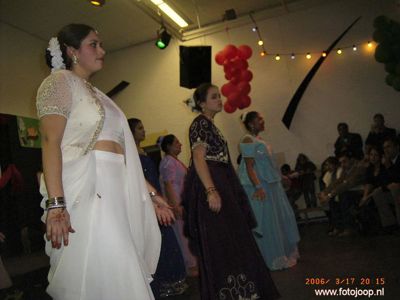Foto 130 uit holi feest 2006 b.w