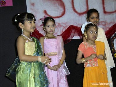 Foto 141 uit holi feest 2006 b.w