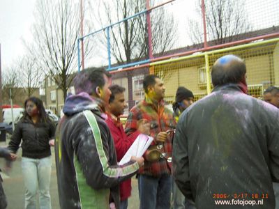 Foto 99 uit holi feest 2006 b.w
