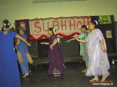 Foto 111 uit holi feest 2006 b.w