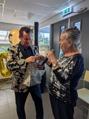 Foto 19 uit Optreden van Johnnie Valentino en Prissilla Ophof bij Usv Vosbergenpad 30 beverwaard en Ton van Galen 80 Jaar 11-10-2026 