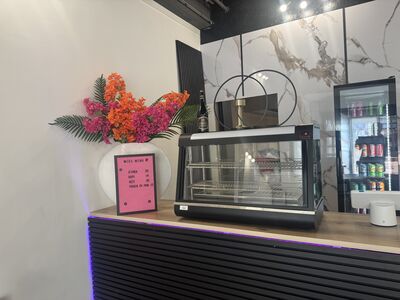 Foto 7 uit opening van een Tropisch Restaurant in het Winkelcentrum Beverwaard 4-10-2026 