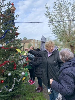 Foto 22 uit Kerstboom optuigen